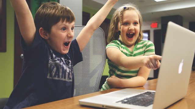 Kinder spielen-Gaming-CCo
